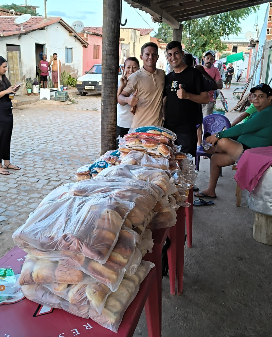 Solidariedade em ação: Stênio Roque e grupo político distribuem pães e sopa à população jandairese