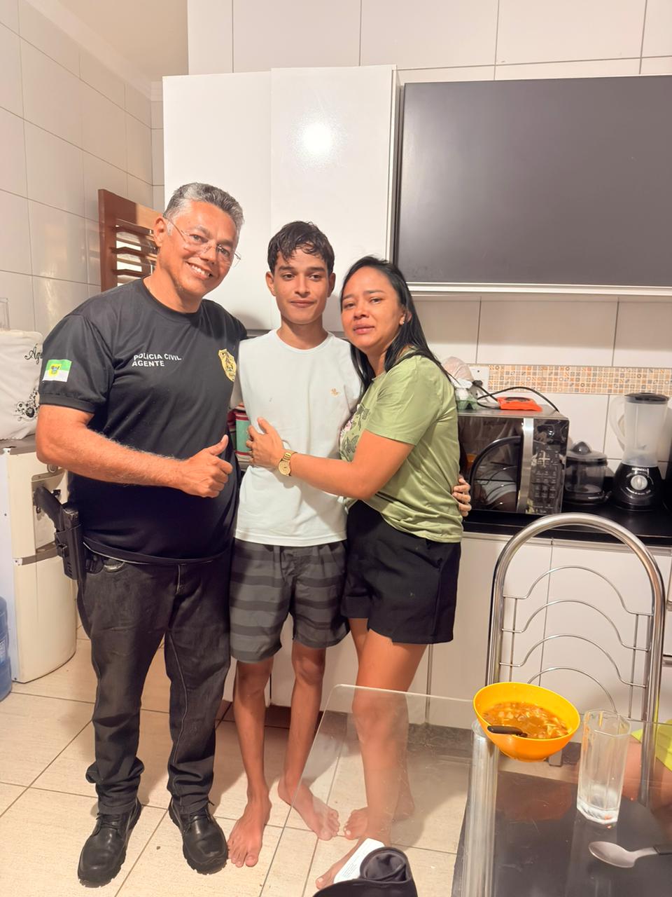 Gente passando para registrar que Richardson chegou em casa