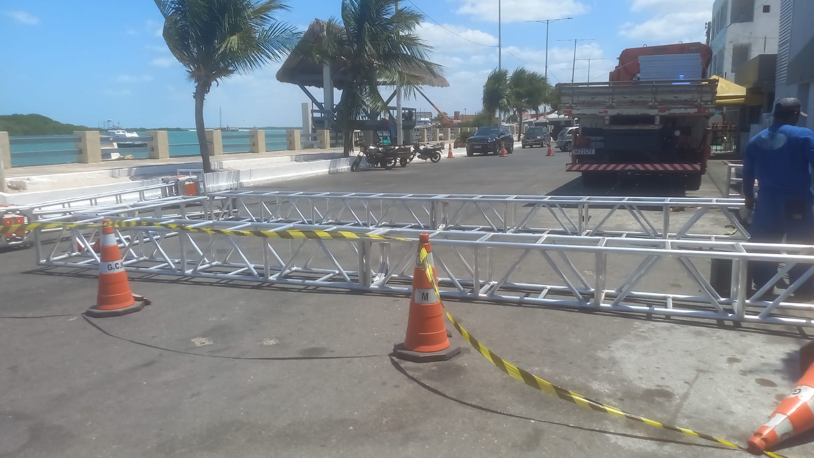 Prefeito Hélio, a estrutura de um telão  Guamaré rn