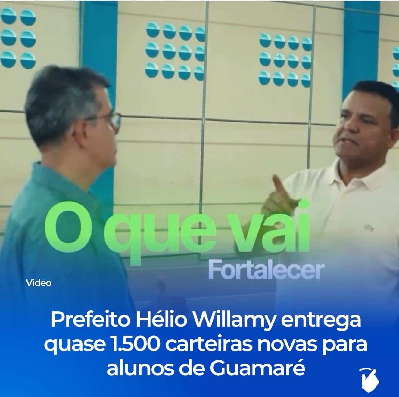 O prefeito de GuamarHélio Willamy, ao lado do secretário de Educação, professor Renato, realizou a entrega  escolares novas para os alunos da rede municipal de ensino