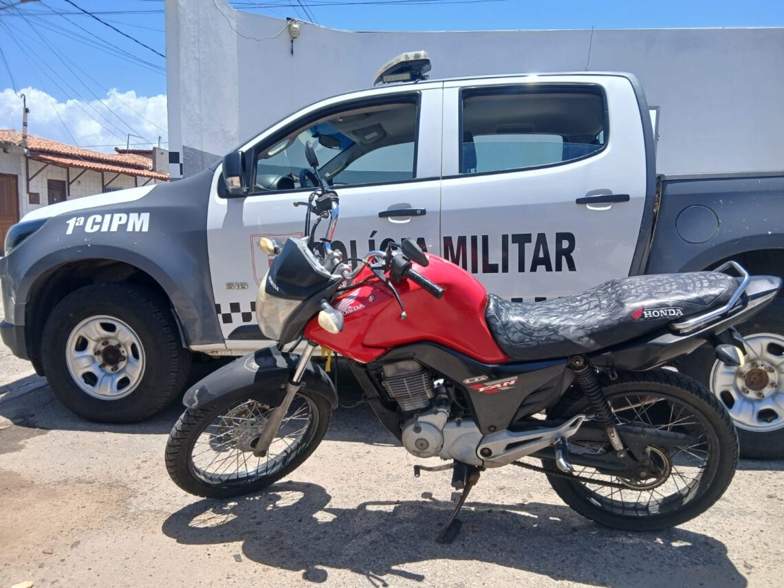 POLÍCIA MILITAR FLAGRA MOTOCICLETA COM SINAIS DE ADULTERAÇÃO NO CENTRO DA CIDADE EM GUAMARÉ