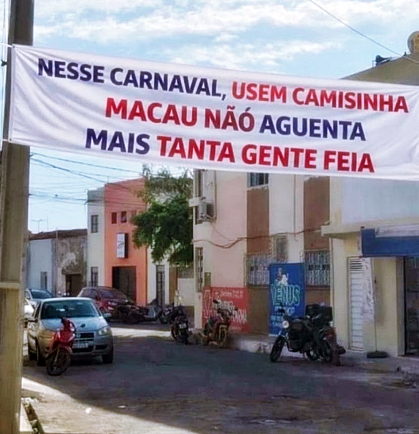 Faixa com mensagem inusitada chama atenção no Centro de Macau durante o Carnaval