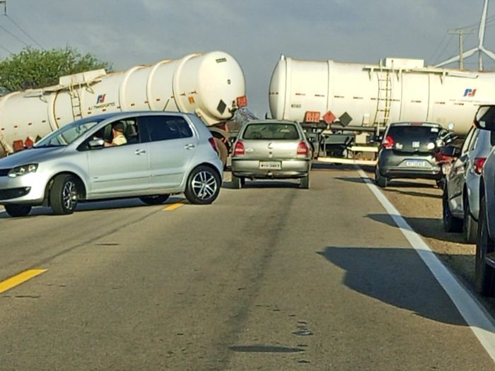 Acidente na BR 406 próximo a entrada do Amarelão provoca interdição da BR