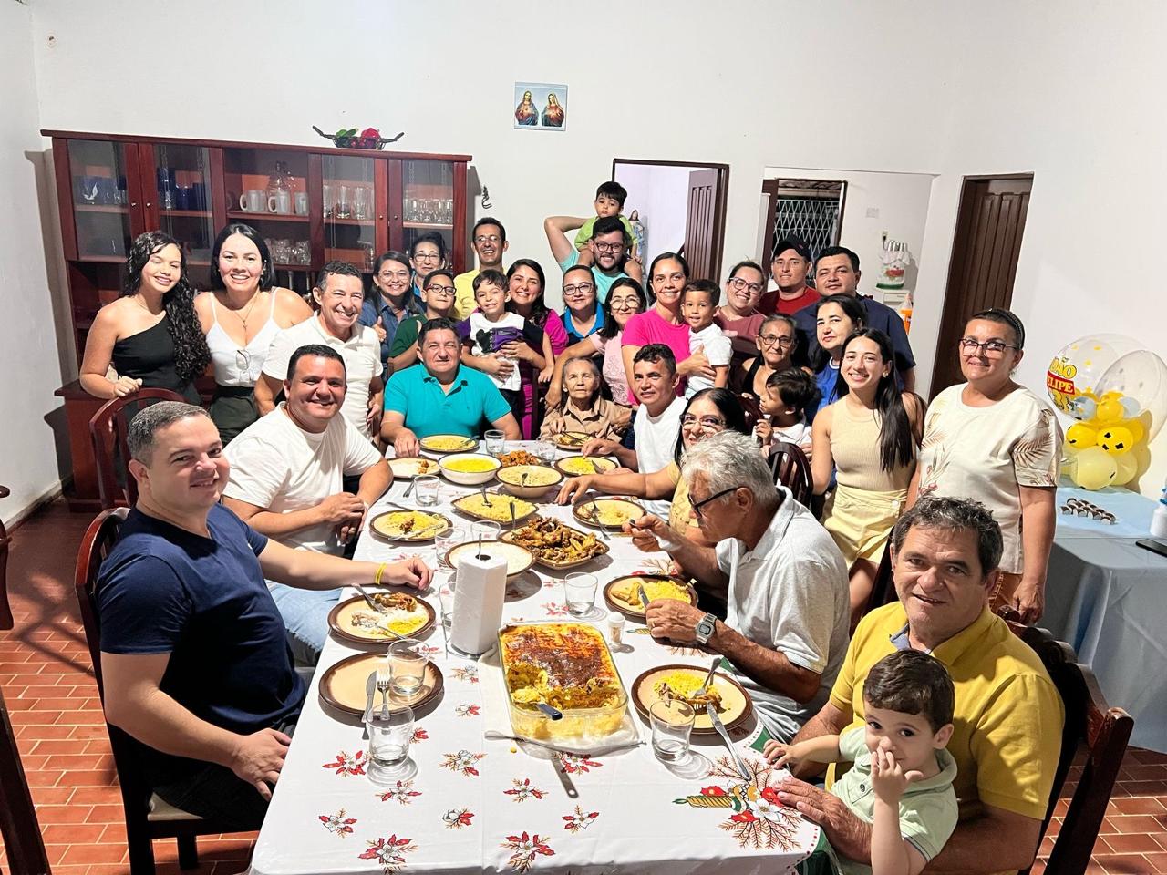 Aqui com Nosso Prefeito Hélio de mundinho , prestigiando  o aniversário de 84 anos de tia Justina .