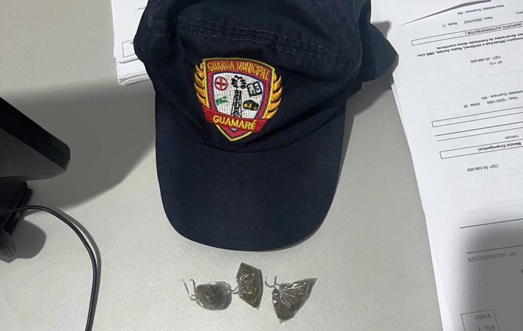 MAGRO CAI COM DROGAS NAS GARRAS DA PATRULHA DA GUARDA MUNICIPAL DE GUAMARÉ