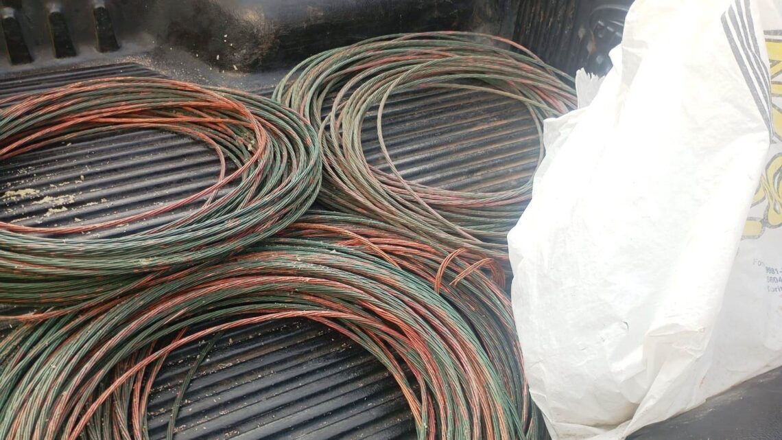 POLÍCIA MILITAR FRUSTRA FURTO DE FIOS E APREENDE GRANDE QUANTIDADE DE COBRE NO AMARO EM GUAMARÉ