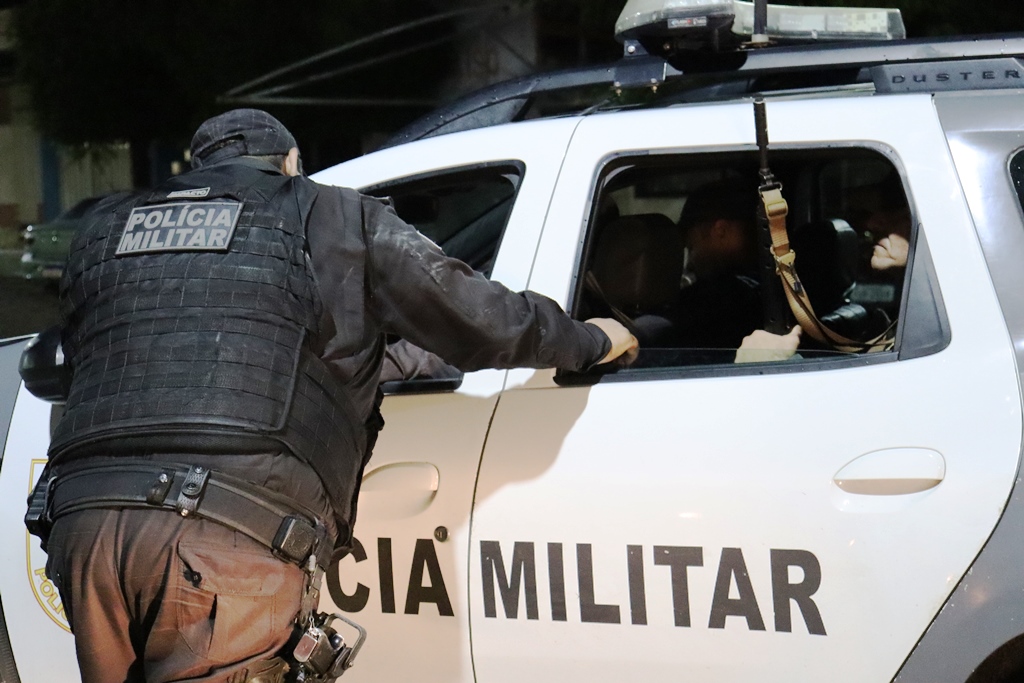 POLÍCIA MILITAR CONDUZ PESSOAS POR CONFUSÃO GENERALIZADA NO CONJUNTO VILA MARIA EM GUAMARÉ