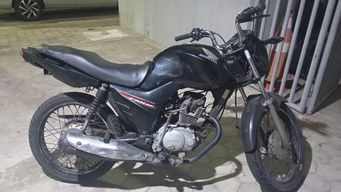 POLÍCIA MILITAR FLAGRA MOTO COM RESTRIÇÃO DE ROUBO/FURTO NO CENTRO DE GUAMARÉ