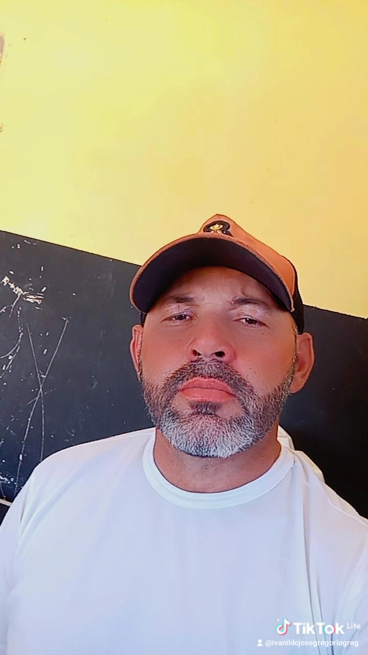O senhor conhecido como Doca Lanche, de Baixa do Meio, esteve na escola para esclarecer informações e desmentir boatos que estavam sendo espalhados por grupos de oposição.