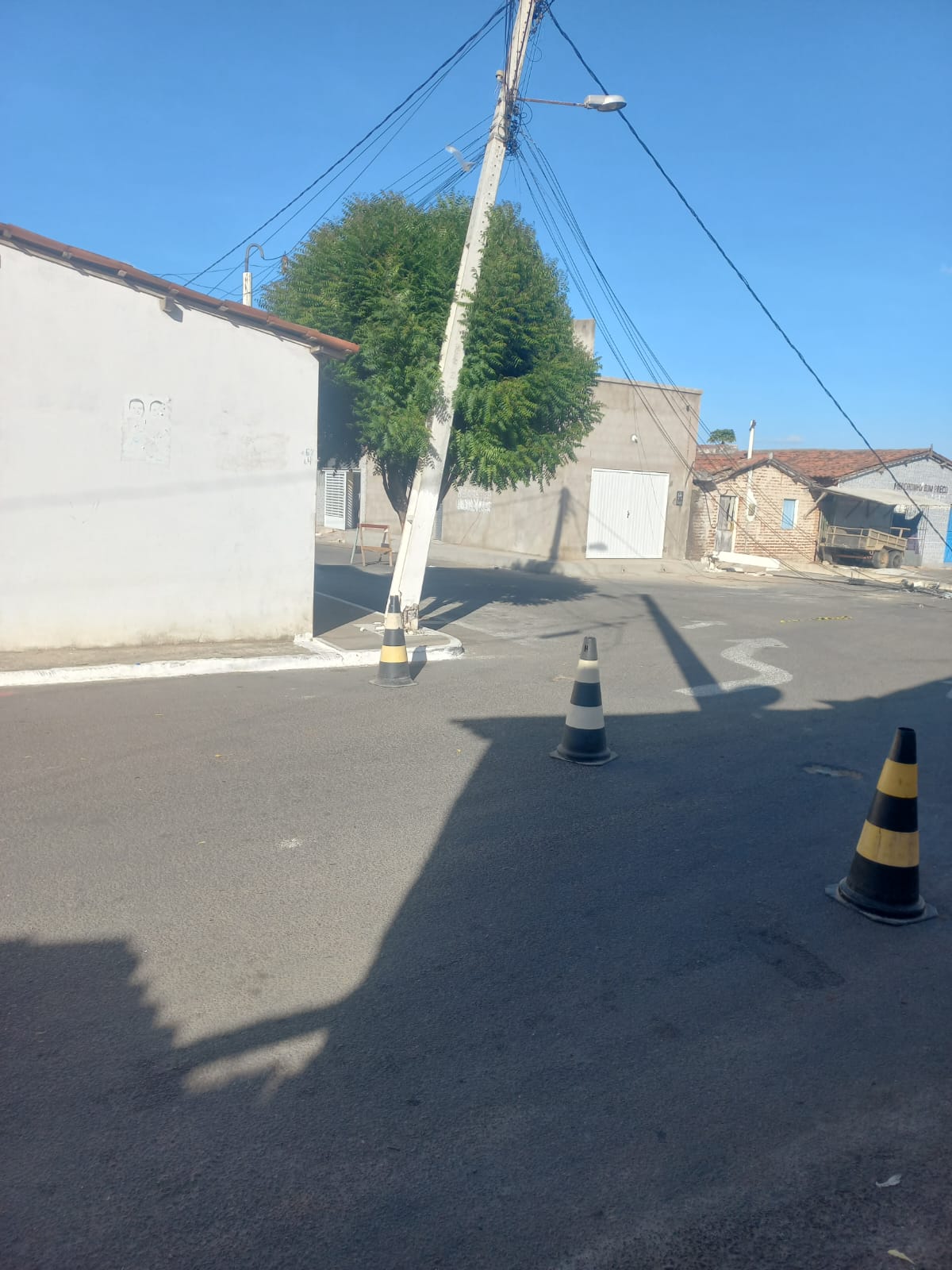 Nesse momento um acidente em BM envolvendo dois postos e um carro baú